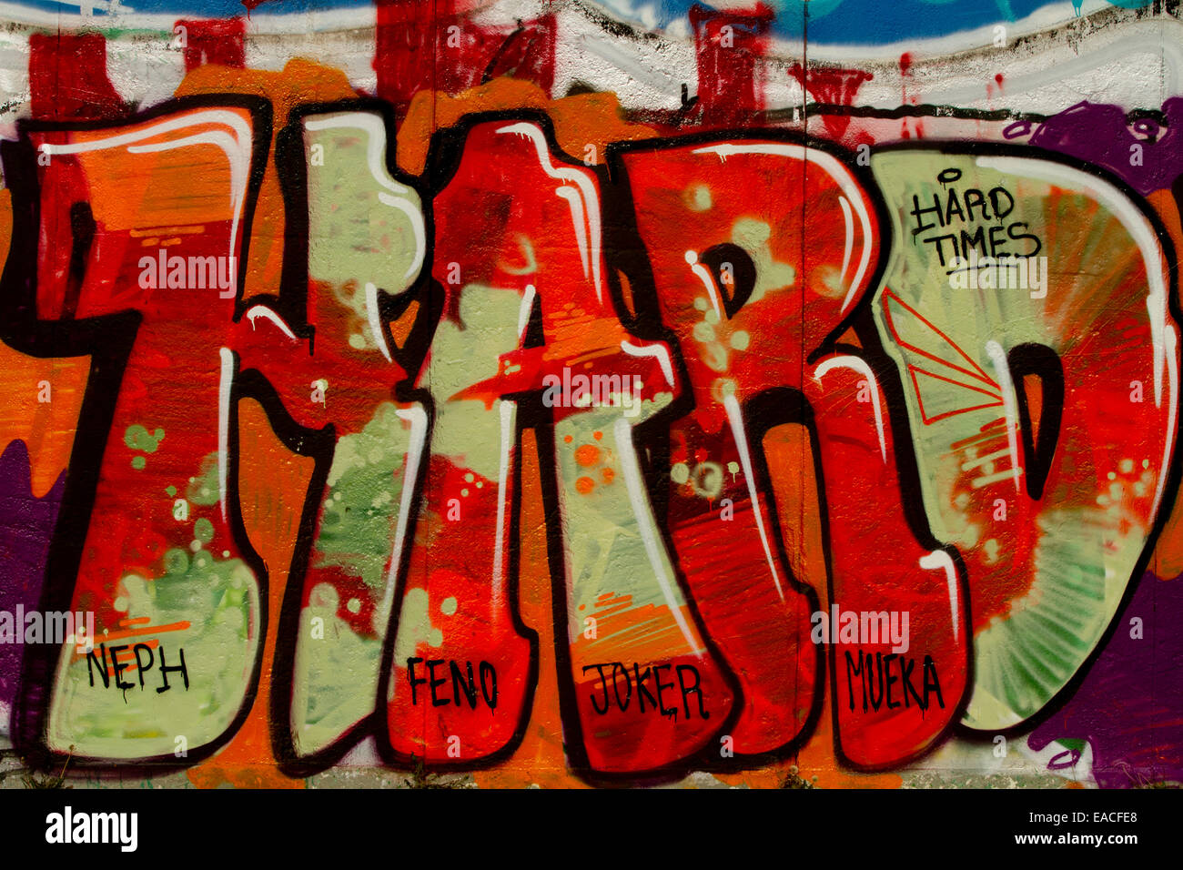 Graffiti del muro di Berlino in arte urbana tag hard times red Foto Stock