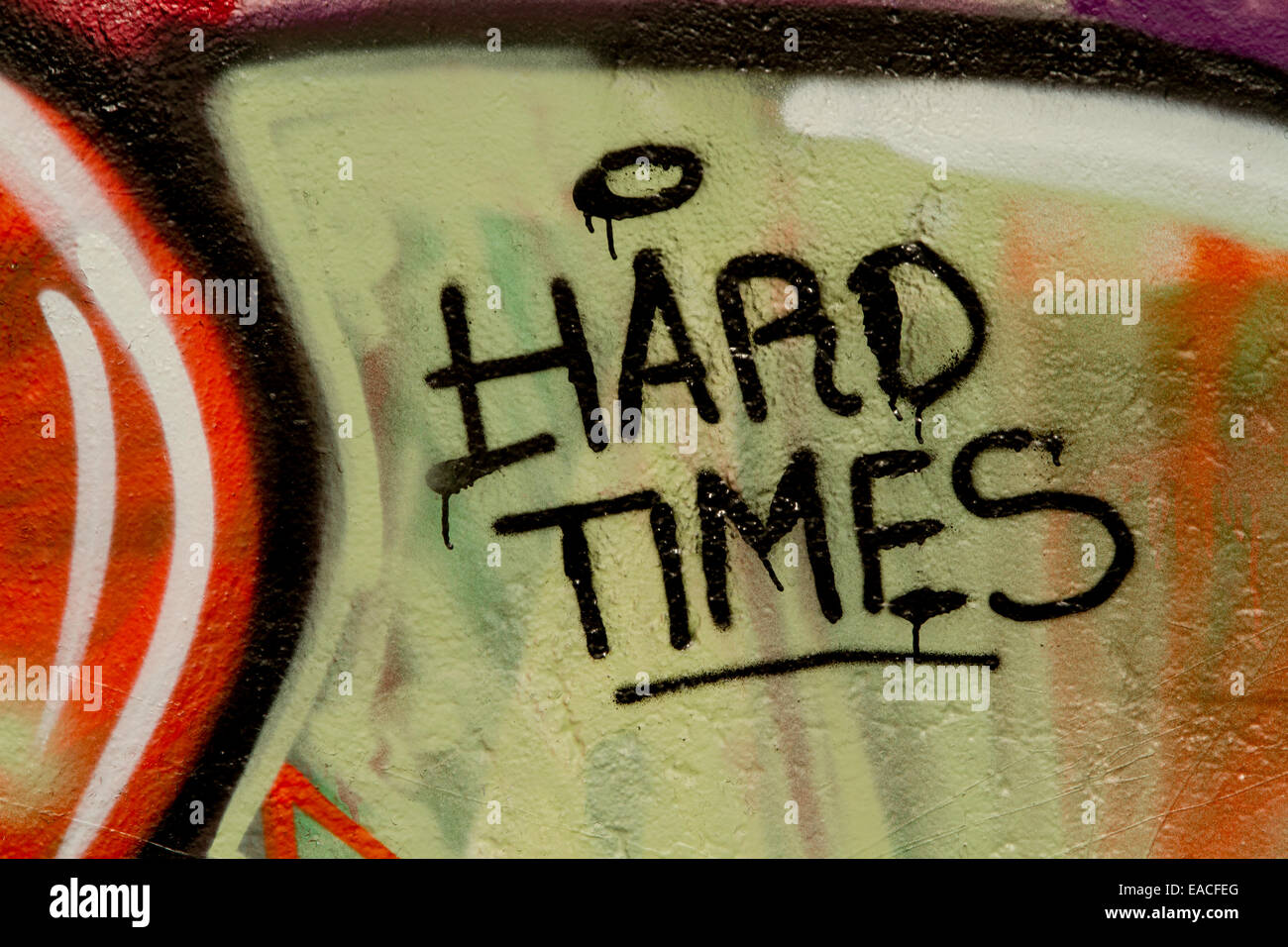 Graffiti del muro di Berlino in arte urbana tag hard times red Foto Stock