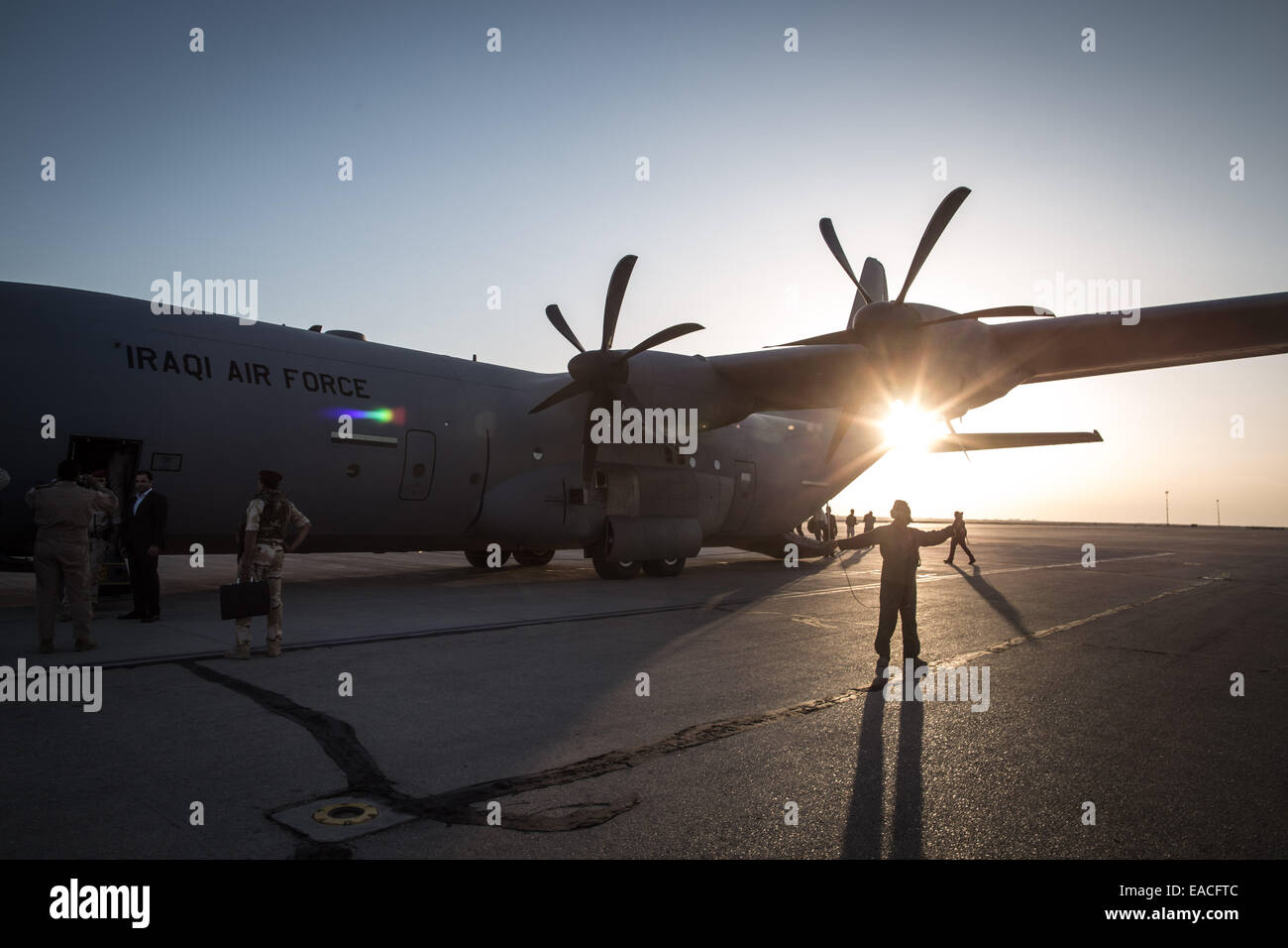 (141112) -- EIN AL-ASAD AIR BASE, nov. 12, 2014 (Xinhua) -- un C-130 piano di trasporto arriva a Ein al-Asad Air Base in Iraq occidentale della provincia di Anbar nov. 11, 2014. Siamo gli esperti militari sono arrivati a Ein al-Asad Base Aerea Nov.10 a contribuire alla formazione e il sostegno di forze irachene. (Xinhua/Chen Xu) Foto Stock