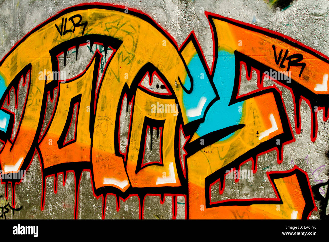 Graffiti del muro di Berlino in tag di arte urbana lettere a colori Foto Stock