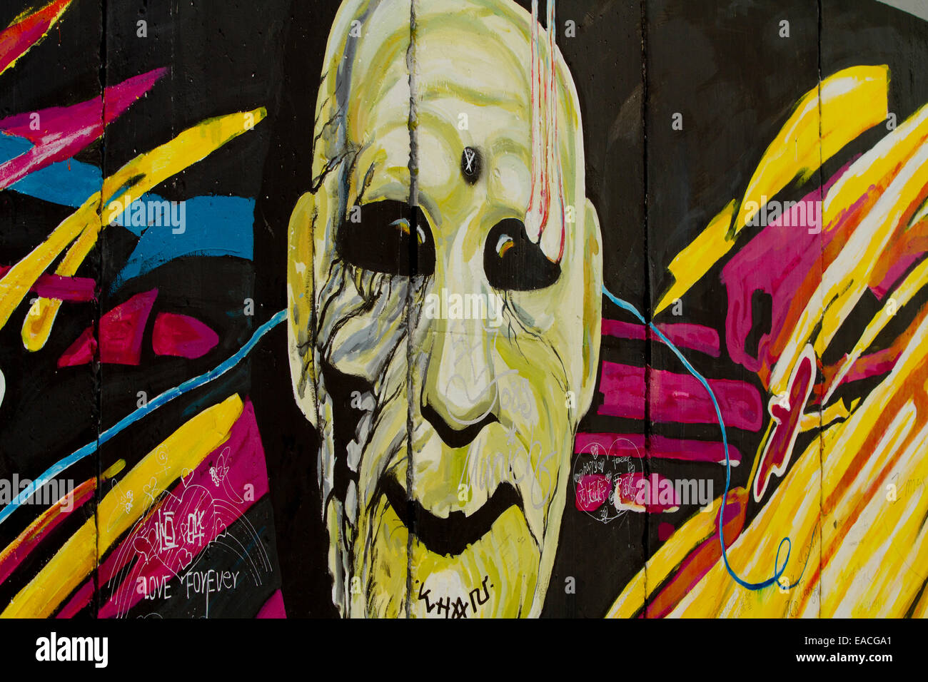 Graffiti faccia male arte di strada del muro di Berlino in tag Foto Stock