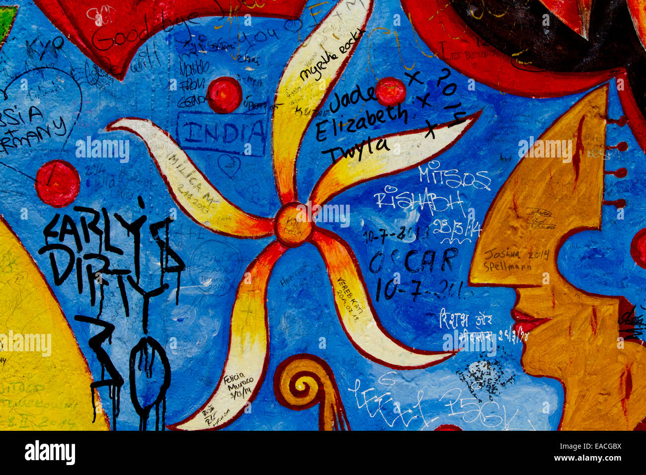 Graffiti faccia fiore colore scrittura arte Berlin Foto Stock