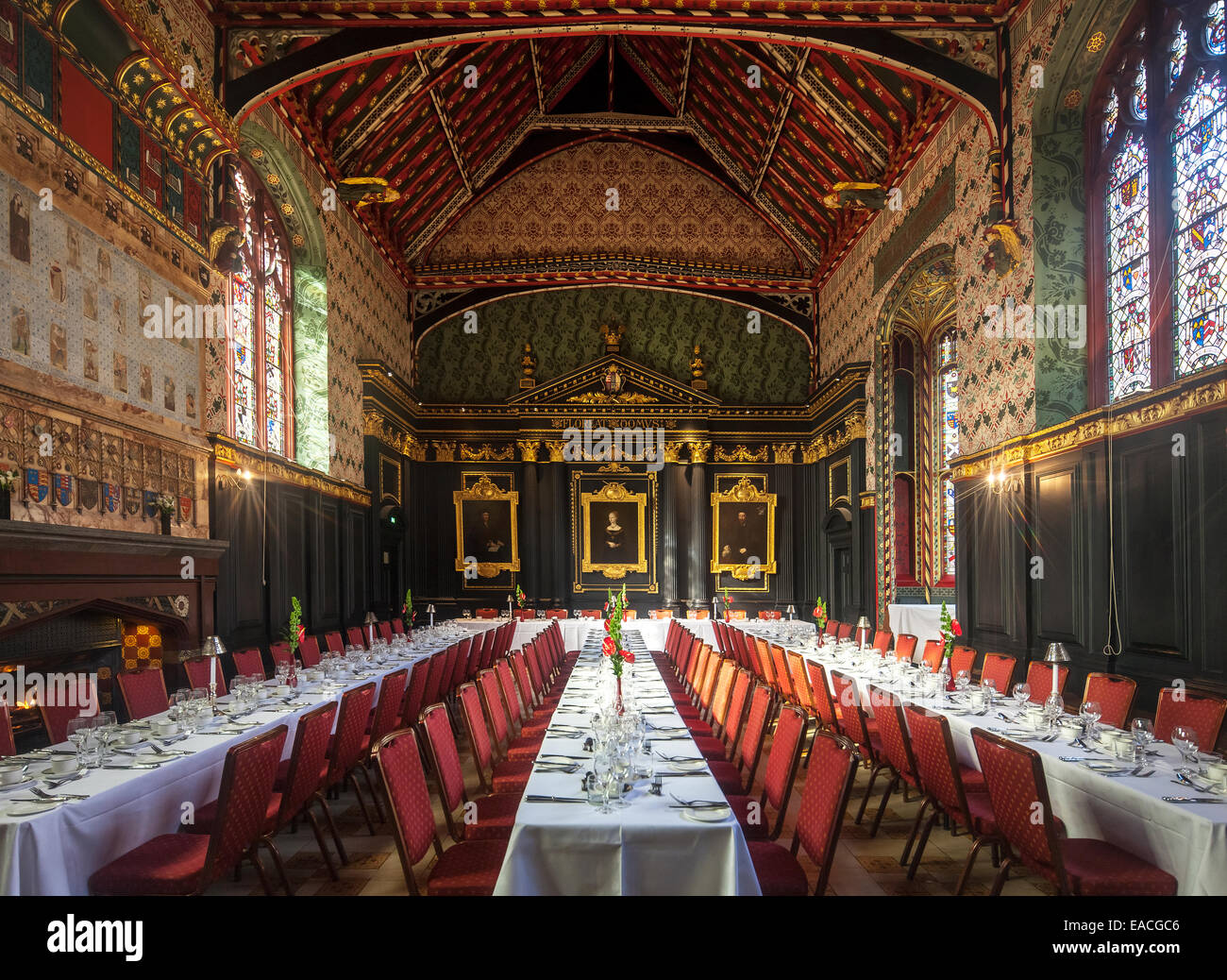 Cambridge del Queens' College Old Hall risalente al 1448. Tabelle configurate per cene formali. Edificio del xv secolo interno. Foto Stock