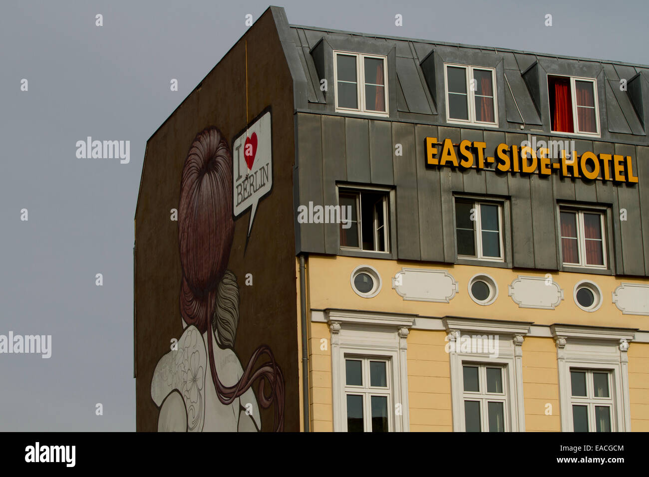 Graffiti io amo Berlin hotel arte urbana edificio Foto Stock