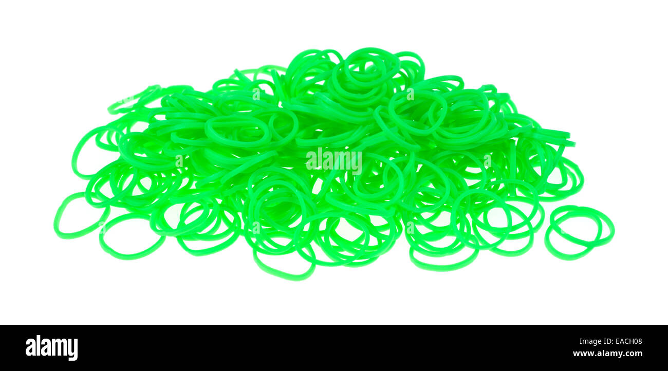 Un piccolo mucchio di neon verde telaio in plastica delle bande per giocattolo e produzione artigianale su uno sfondo bianco. Foto Stock