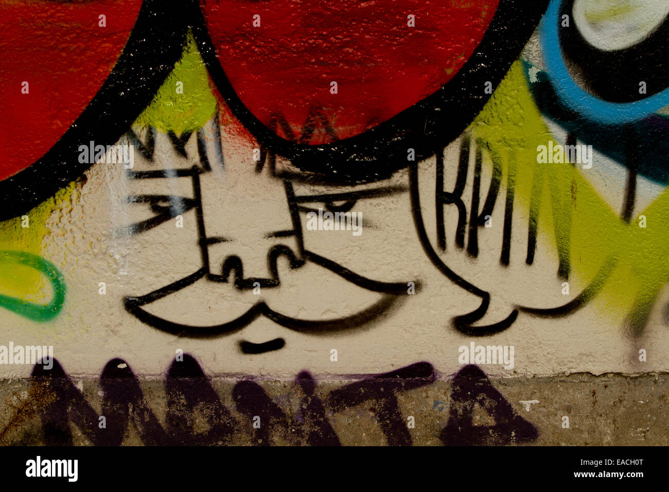 Graffiti cartoon tag volto urbano parete baffi Foto Stock