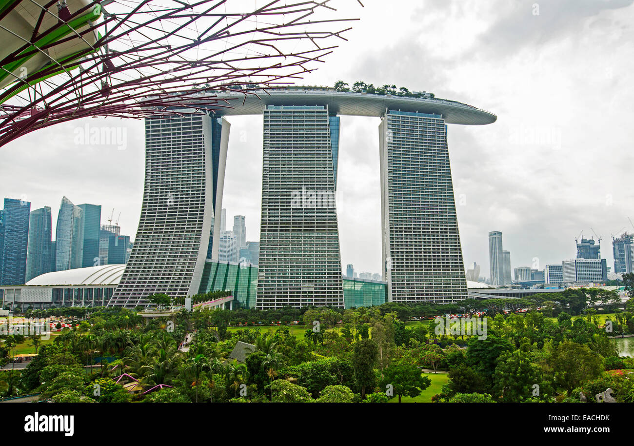 Il Marina Bay Sands casino resort, moderno edificio multipiano in Singapore, sollevandosi al di sopra dei grattacieli della città e parchi di smeraldo Foto Stock