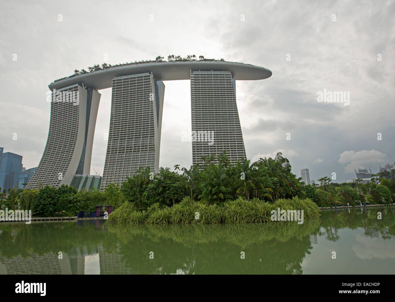 Il Marina Bay Sands casino resort, moderno edificio multipiano in Singapore, salga nel cielo a fianco di calme acque del lago Foto Stock