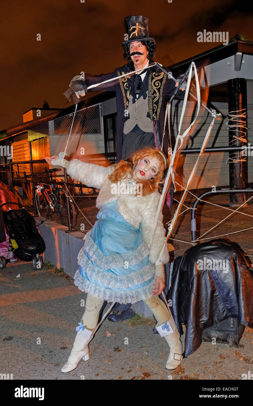 Fantoccio umano, sfilata di anime perdute Festival 2014, Unità Commerciali di vicinato, Vancouver, British Columbia, Canada Foto Stock