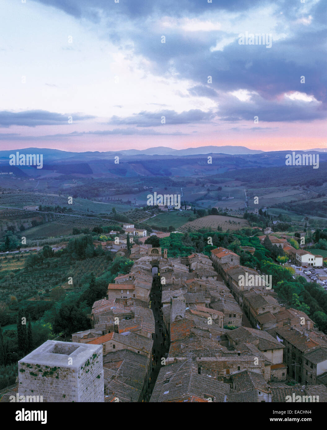 Vista di un piccolo villaggio italiano e la campagna al tramonto Foto Stock