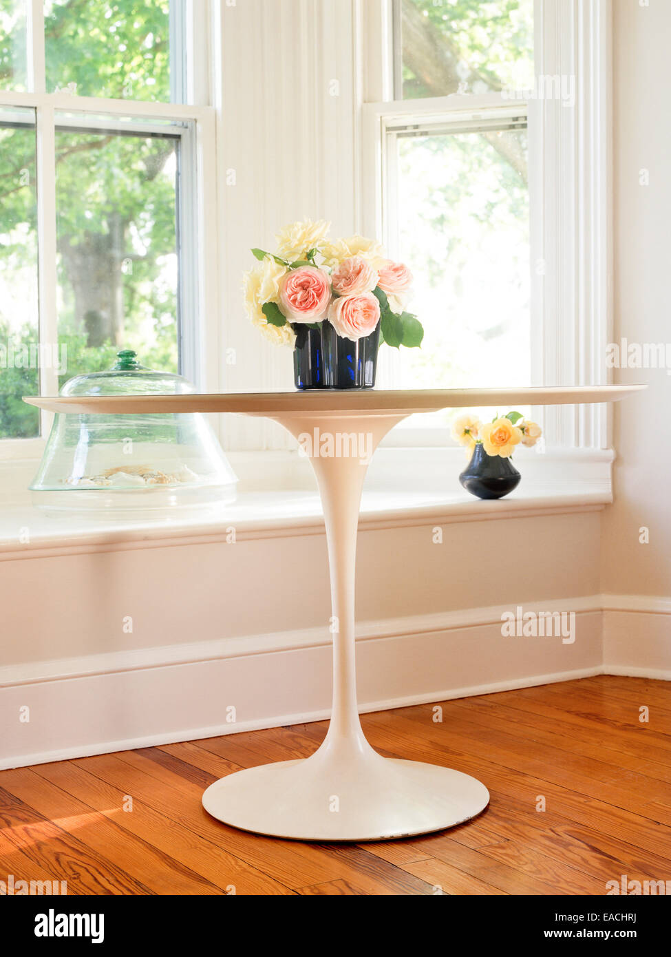 Eero Saarinen tavolo con rose Foto Stock