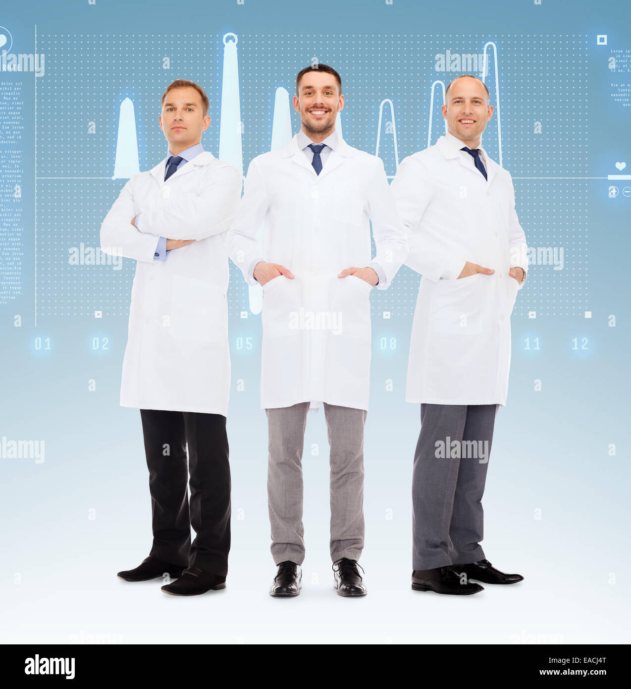 Gruppo di sorridere medici di sesso maschile in camici bianchi Foto Stock