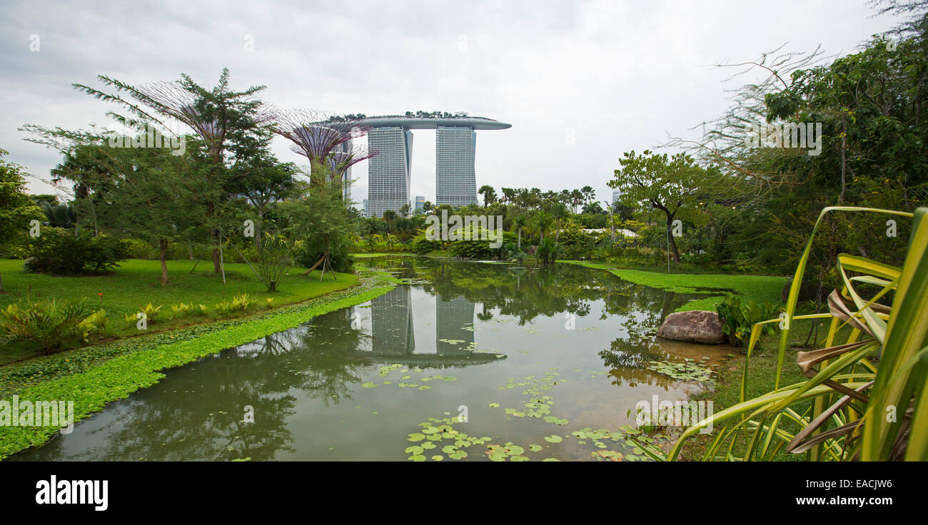Il Marina Bay Sands casino resort, moderno edificio multipiano in Singapore, salendo in sky & riflessa nell'acqua del lago in posizione di parcheggio Foto Stock