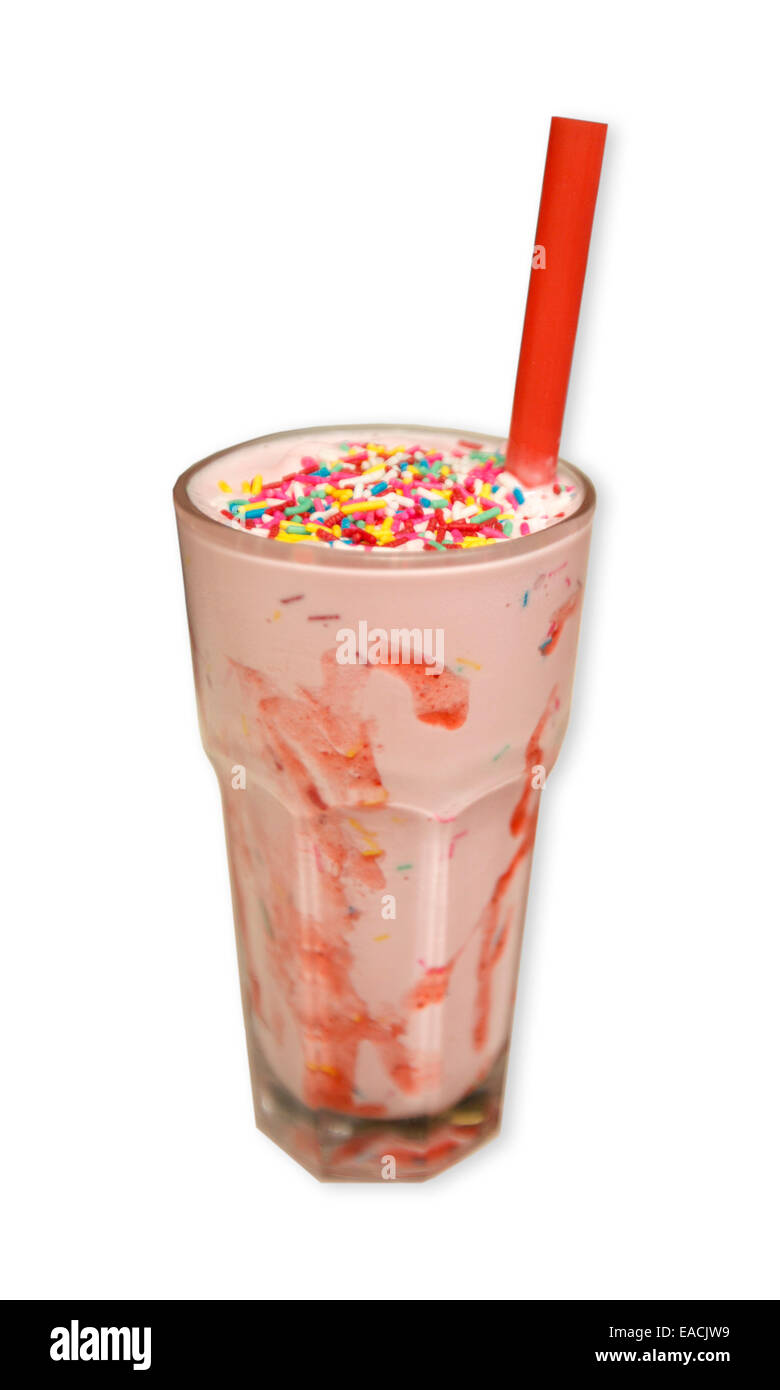 Bicchiere riempito con il frullato fragole con colore rosso brillante e paglia contro sfondo bianco Foto Stock
