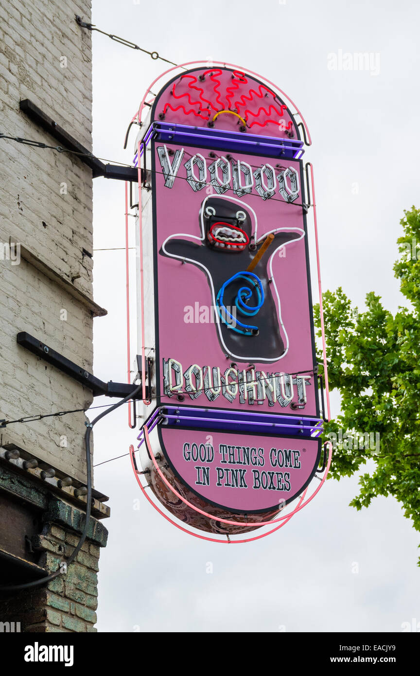 Insegna al neon fuori ciambella Voodoo panificio. Portland, Oregon Foto Stock