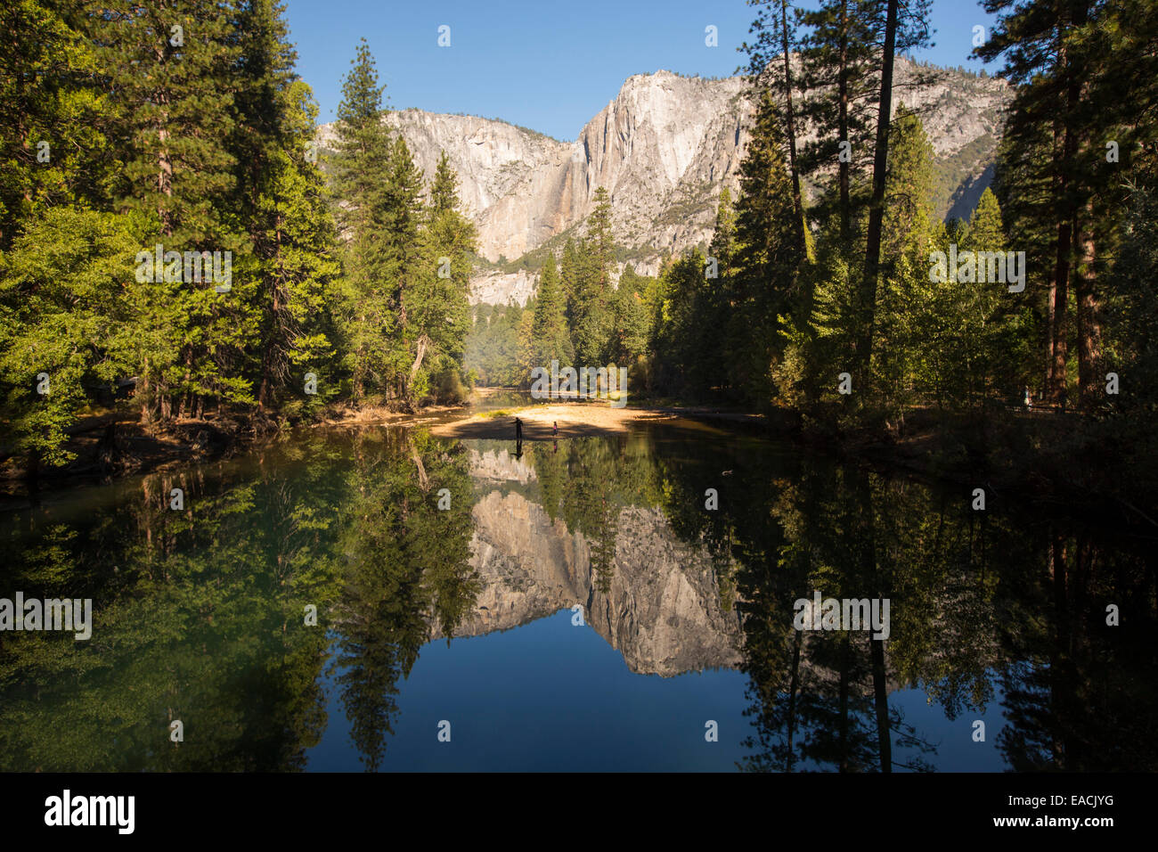Il fiume Merced nella Yosemite vicolo, vicino il Villaggio di Yosemite in California, Stati Uniti d'America. Foto Stock