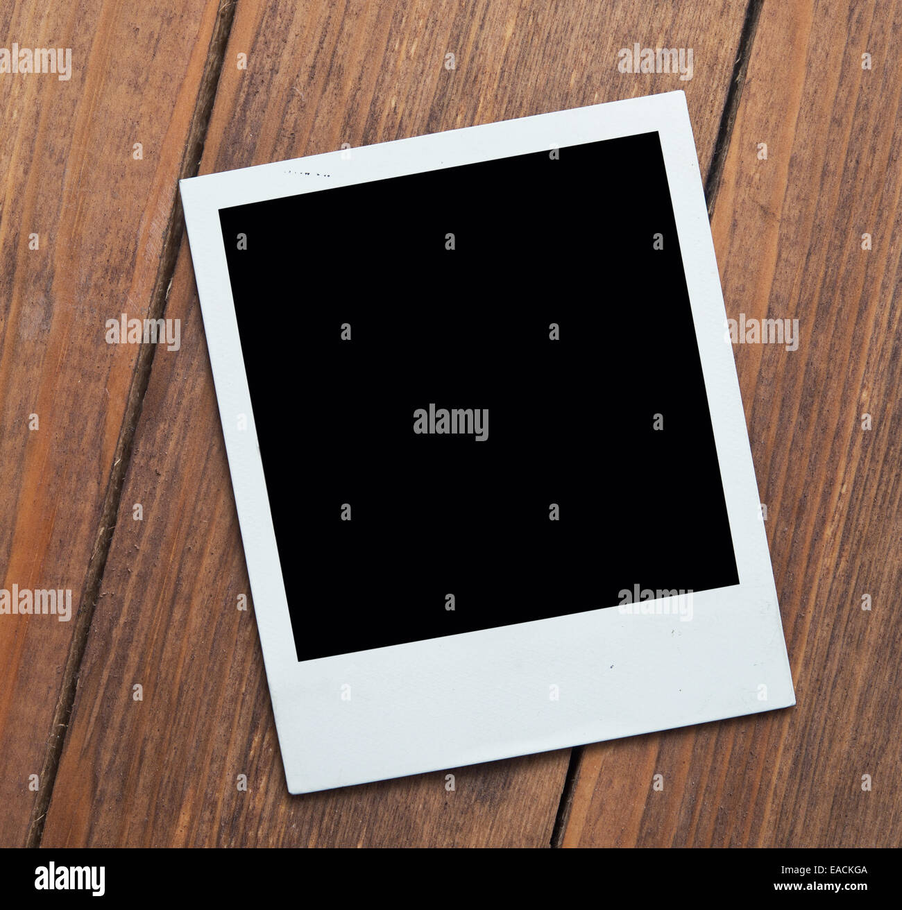 Polaroid su sfondo di legno Foto stock - Alamy