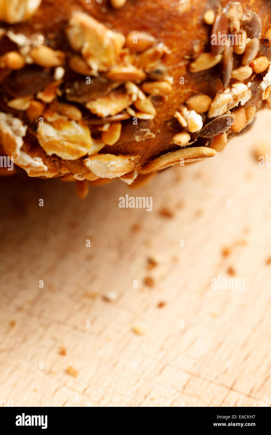 Tradizionalmente i cereali francesi baguette, close-up. Foto Stock