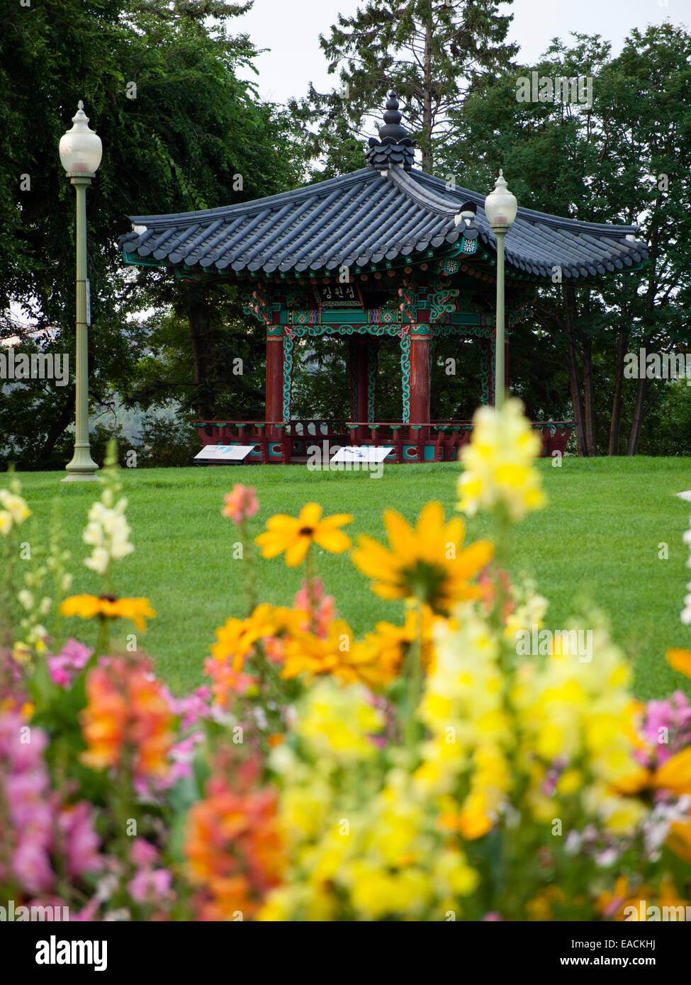 Il pagoda coreana e fiori estivi sui terreni della Royal Alberta Museum e la Casa del Governo. Edmonton, Alberta, Canada. Foto Stock