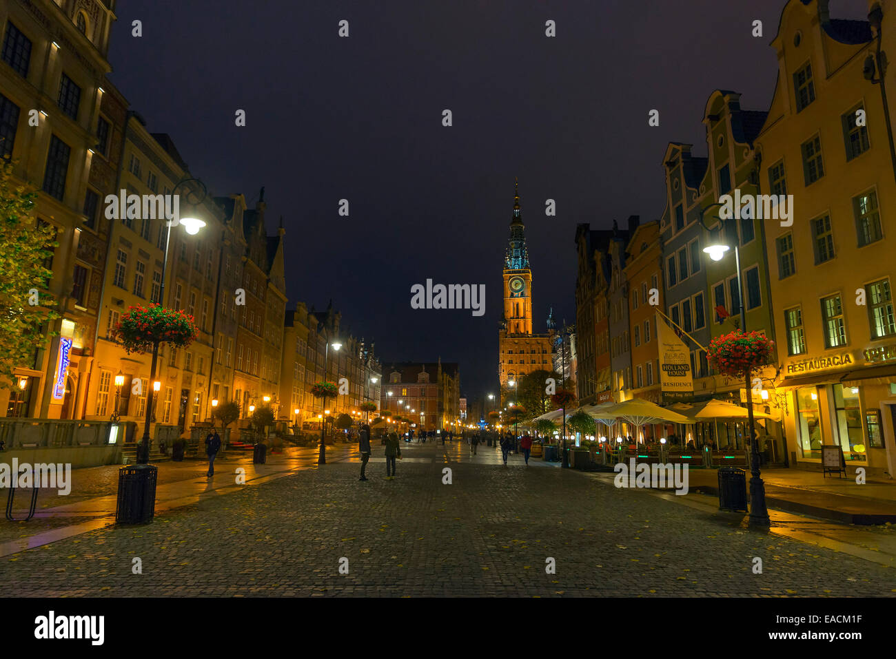 Città Vecchia di Danzica con il municipio di notte, Polonia Foto Stock