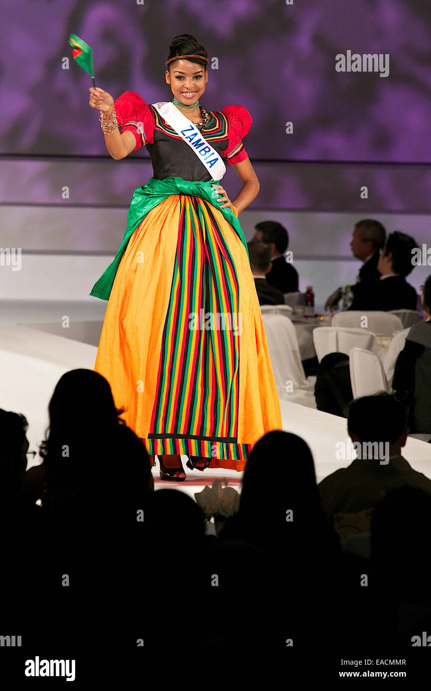 Tokyo, Giappone. Xi Nov, 2014. Miss Zambia misericordia Mukwiza. Miss Zambia misericordia Mukwiza passeggiate lungo la pista durante la '54th Miss bellezza internazionale Pageant 2014" il 11 novembre 2014 a Tokyo, Giappone. Il corteo porta le donne da più di 65 paesi e regioni in Giappone per diventare il nuovo 'bellezza gli ambasciatori di buona volontà' e dona denaro ai bambini poveri di tutto il mondo pensato loro 'Mè Fondo internazionale". Credito: Rodrigo Reyes Marin/AFLO/Alamy Live News Foto Stock