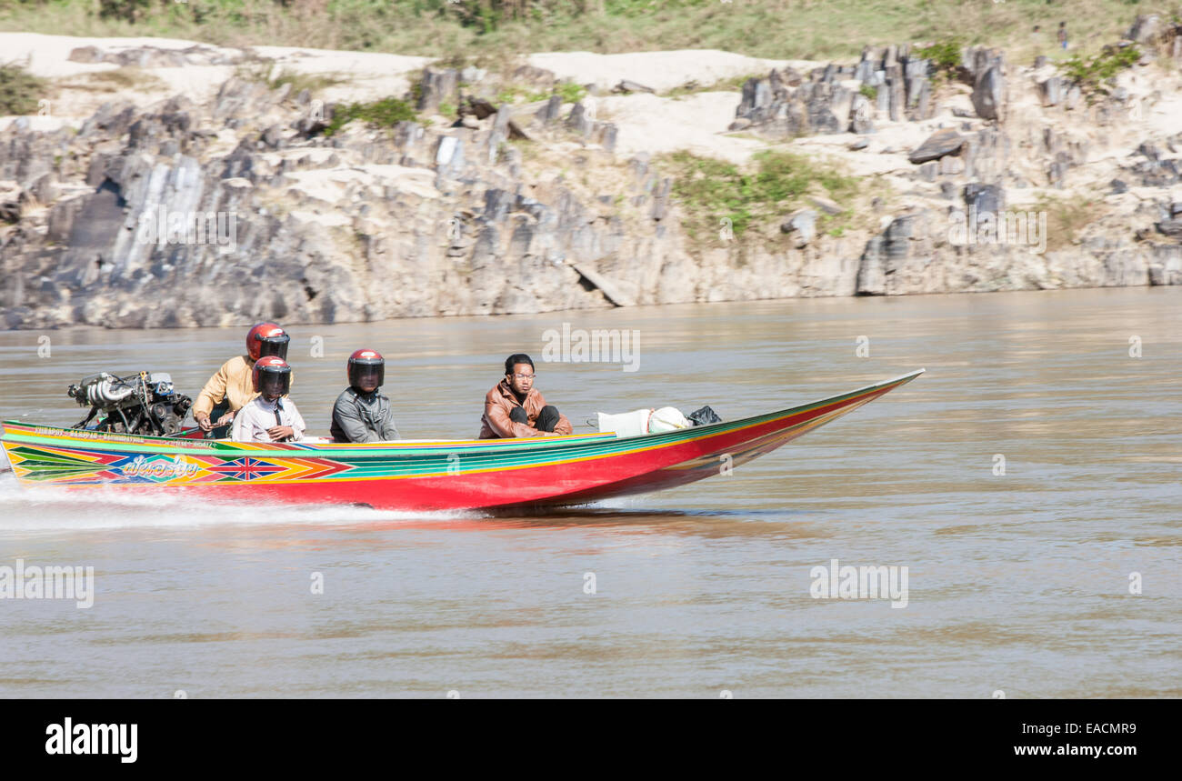 Speedboat pericolose. Foto da barca su una crociera di due giorni su una lenta ferry boat lungo il fiume Mekong,Laos,Asia sud-orientale, Asia, Foto Stock