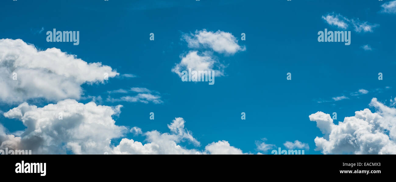 Luminoso cielo blu con nuvole di indicare la freschezza. Foto Stock