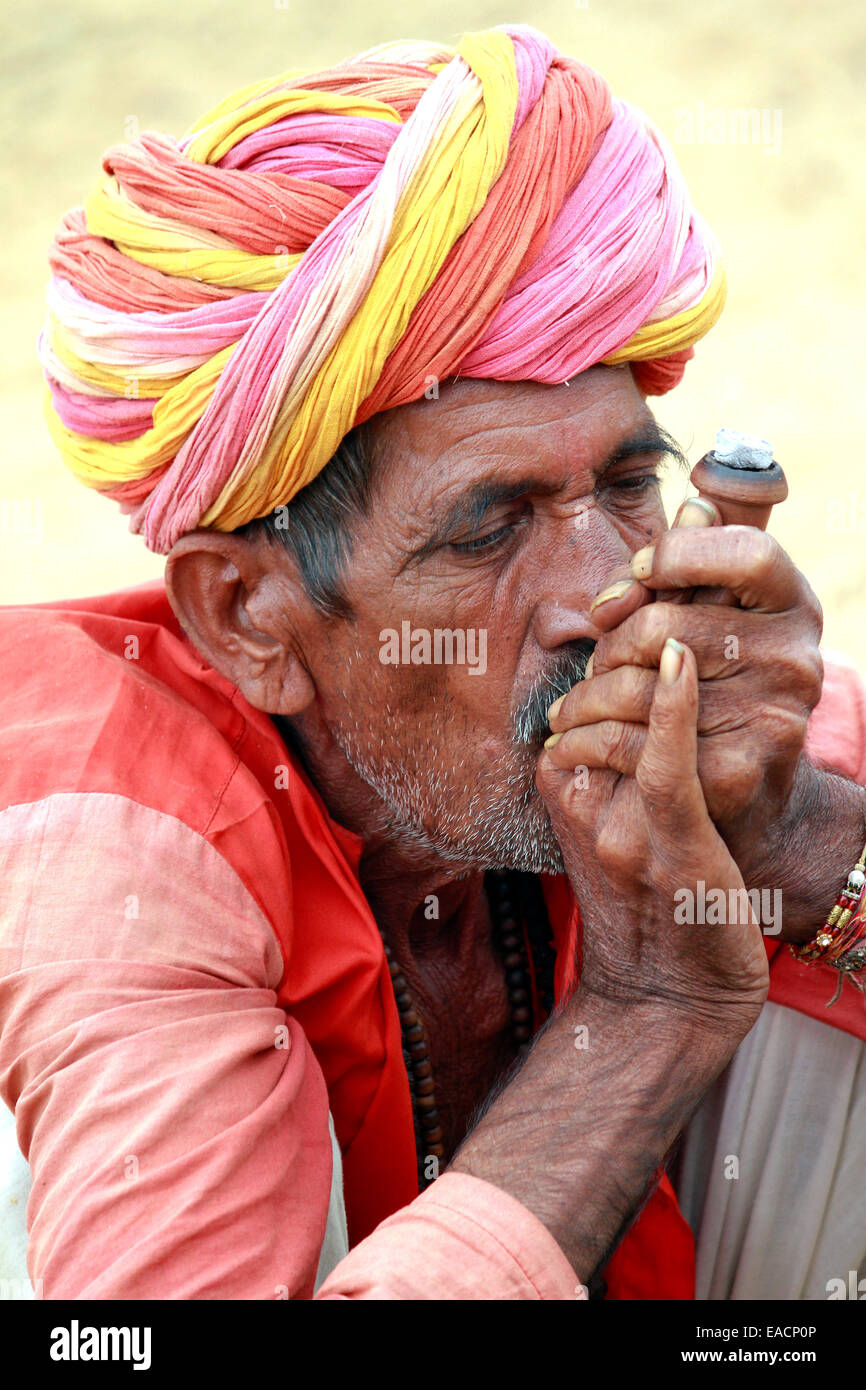 Annuale, Asia, camel fair, camel trader, dawn, orecchini, equo, India, maschio, uomo, mattina, baffi, ritratto, pushkar, rajasthan Foto Stock