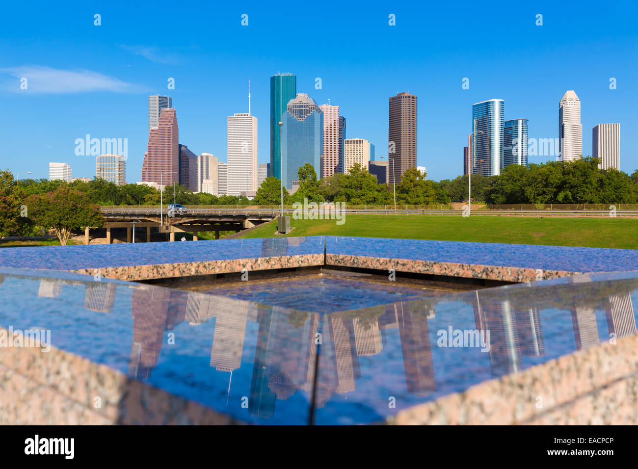 Lo skyline di Houston e riflessione Memorial Texas USA US Foto Stock