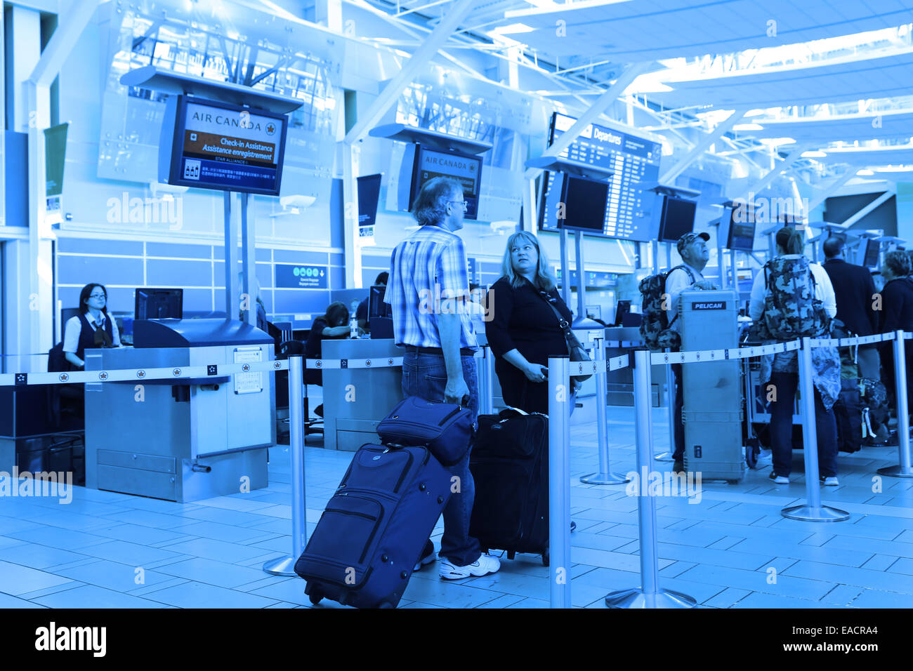 Vancouver, BC Canada - 13 Settembre 2014 : chiudere fino a Air Canada registration desk con nei toni del blu a YVR dall'Aeroporto di Vancouver BC Foto Stock