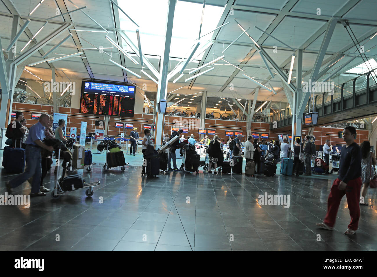 Vancouver, BC Canada - 13 Settembre 2014 : persone in fila per il controllo in volo con motion blur all'interno YVR airport Foto Stock