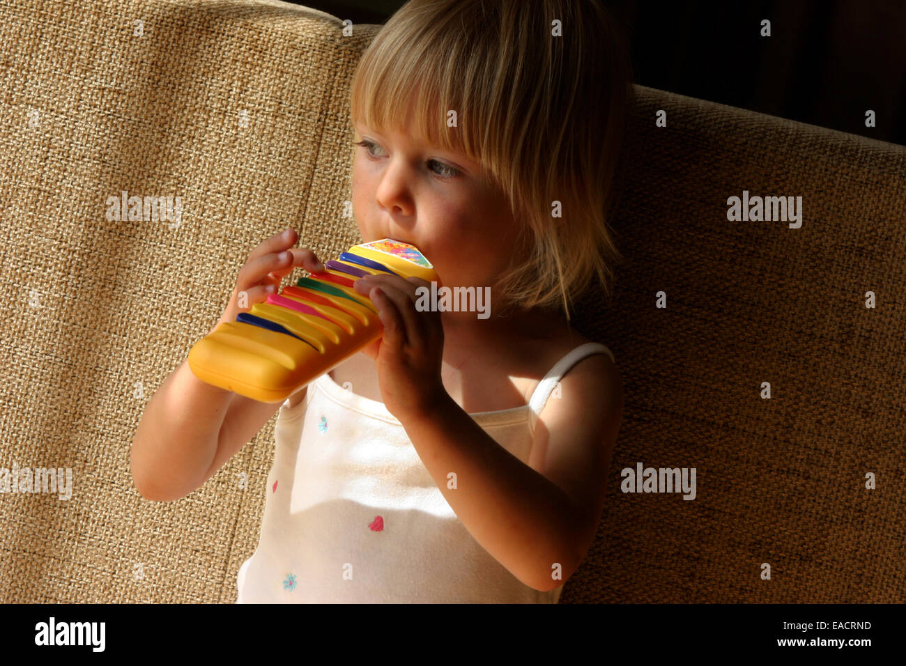 Bambina giocando tubazione,arte ritratto,luce naturale e le ombre Foto Stock