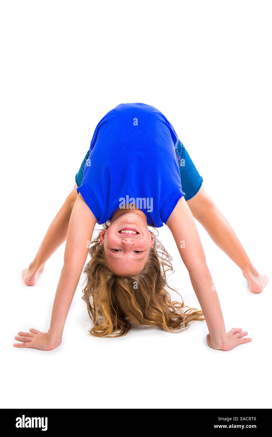 Contortionist flessibile kid ragazza che gioca felice su sfondo bianco Foto Stock