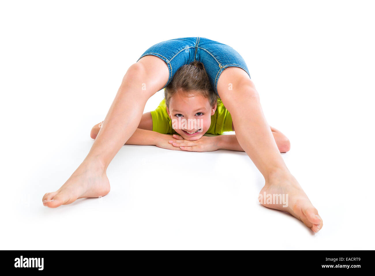 Contortionist flessibile kid ragazza che gioca felice su sfondo bianco Foto Stock