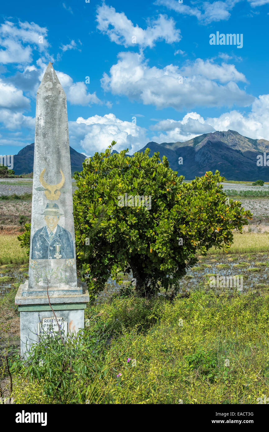 Stele funerarie lungo la strada, Fort Dauphin, provincia di Toliara, Madagascar Foto Stock