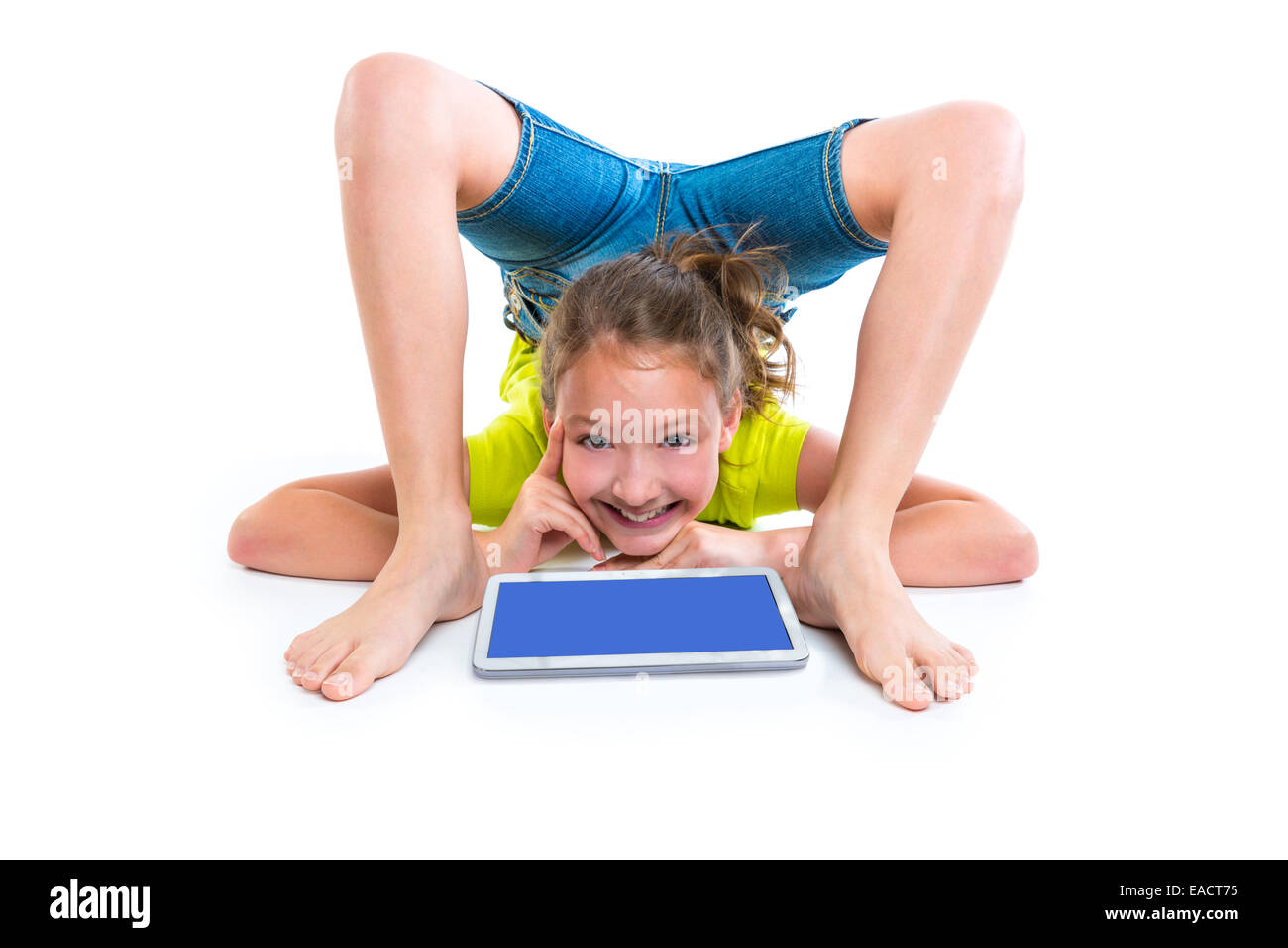 Contortionist flessibile kid ragazza pensando gesto con il tablet pc su sfondo bianco Foto Stock