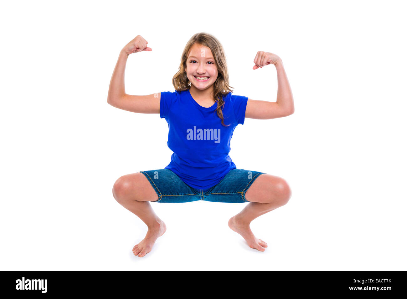 Funny forte espressione kid ragazza gesto delle mani squatting su sfondo bianco Foto Stock