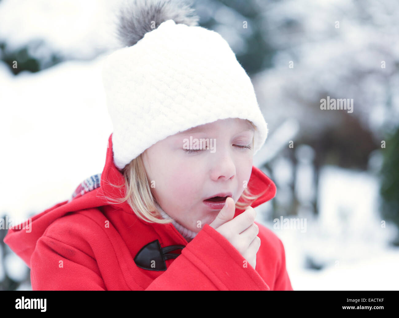 Malata tossisce con aviaria in un inverno nevoso Foto Stock