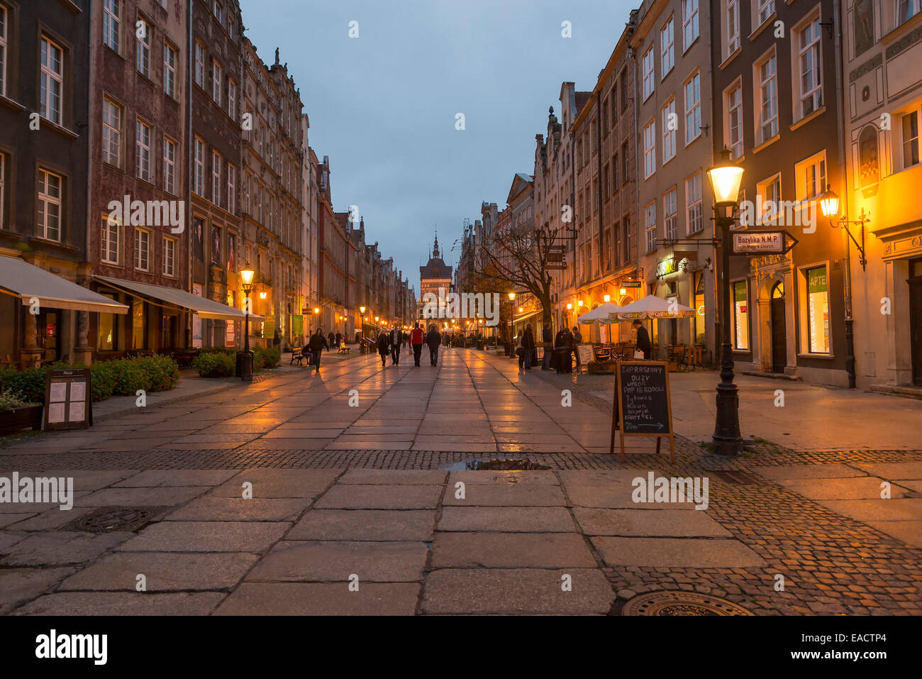 Golden Gate nella città vecchia di notte, Gdansk, Polonia Foto Stock