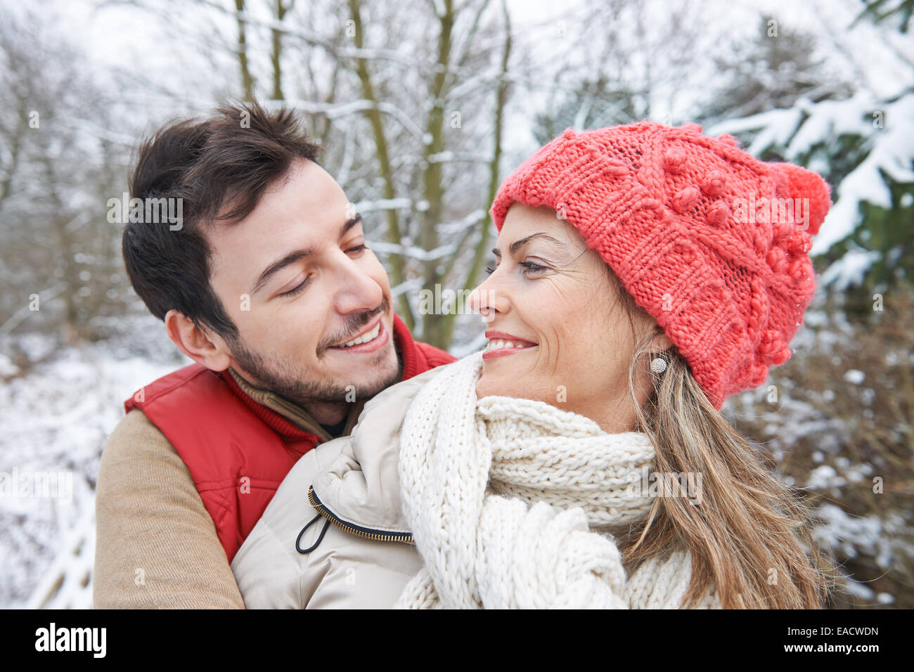 Matura in amore in inverno cercando felicemente a ciascun altro Foto Stock