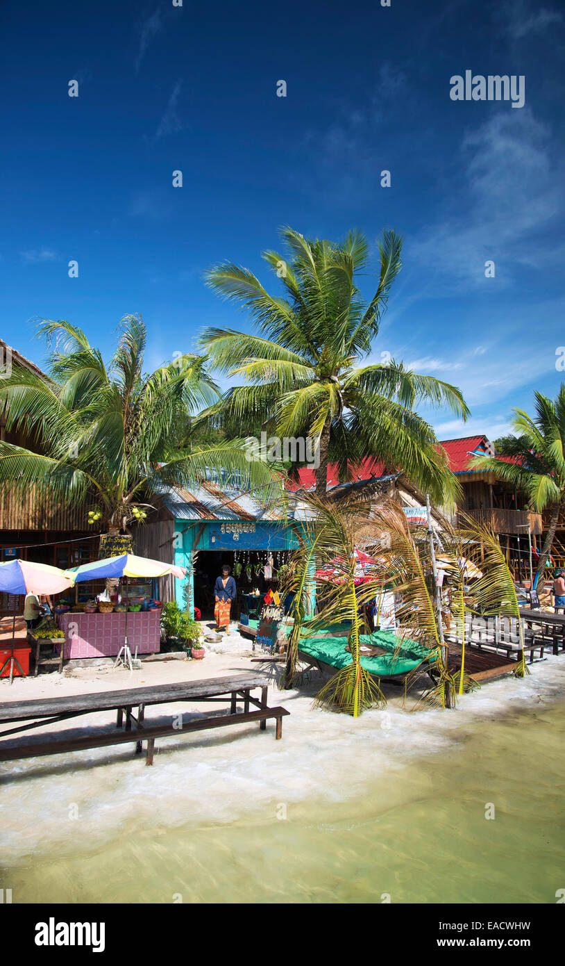 Tropical koh rong island beach bar e ristoranti vicino a Sihanoukville in Cambogia Foto Stock