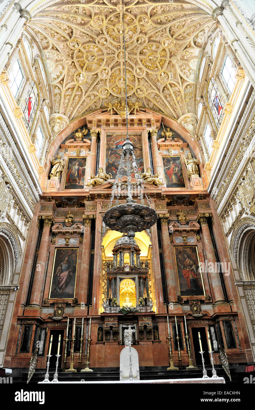 Altare maggiore della chiesa edificata in Mezquita o Grande Moschea di Cordova, ex moschea, ora una cattedrale, Córdoba Foto Stock