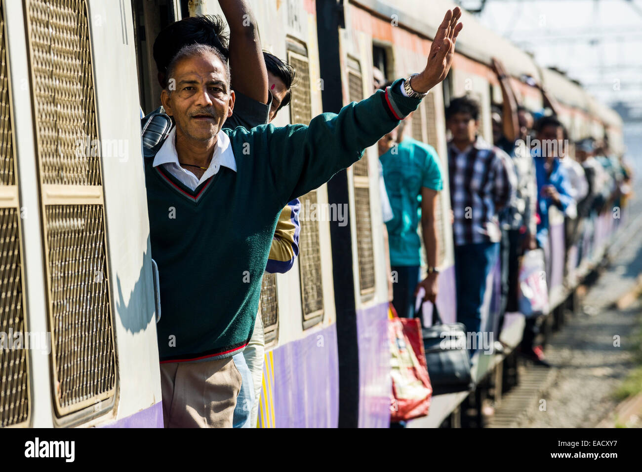 Affollato treno arrivando a Churchgate stazione ferroviaria, Mumbai, Maharashtra, India Foto Stock