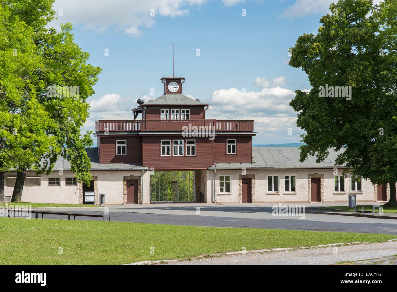 Edificio di gate con torre di avvistamento, cancello restaurato nel 2014 a colori originali, Buchenwald campo di concentramento, Weimar, Turingia Foto Stock