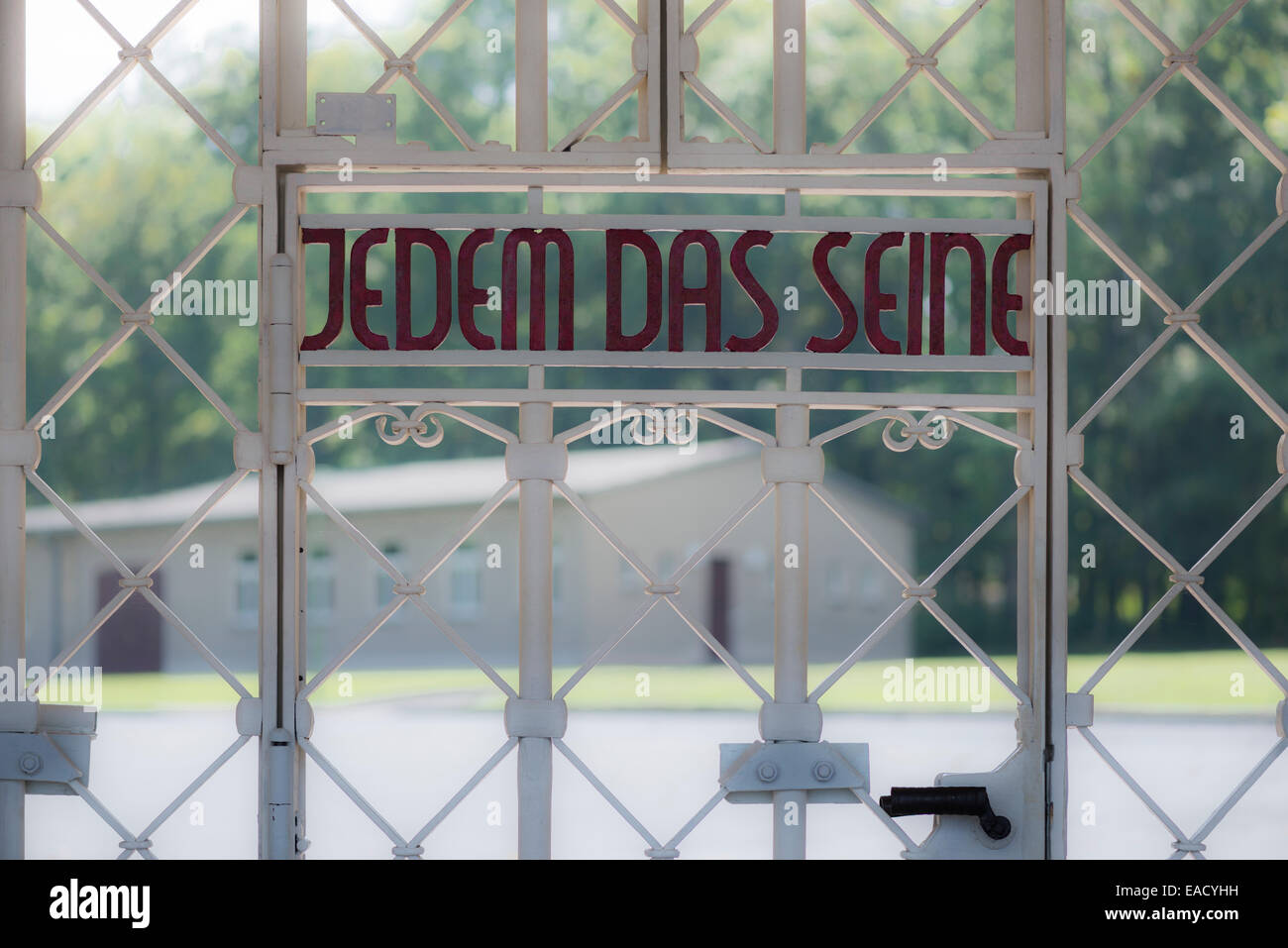 Iscrizione nella porta 'Jedem das Seine' o 'a ciascuno le proprie', Buchenwald campo di concentramento, restaurata nel 2014, Weimar Foto Stock