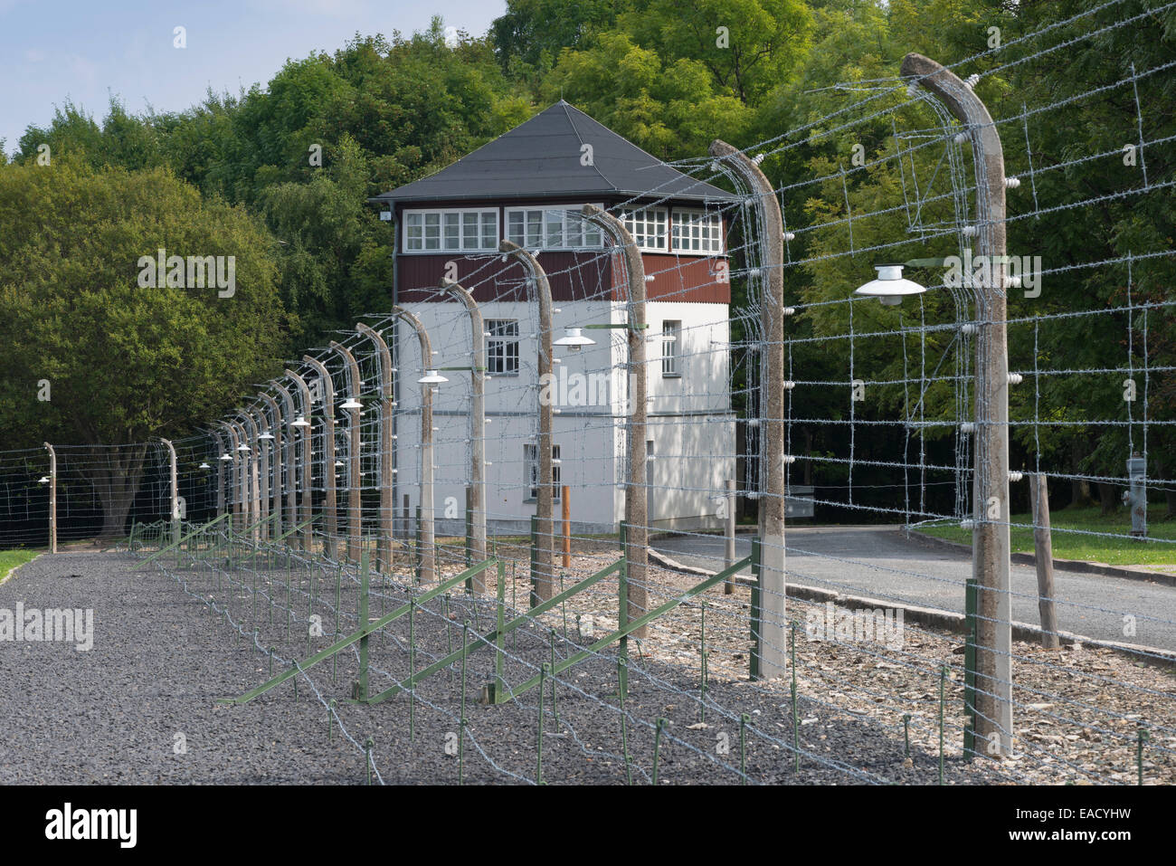 Ricostruito recinzione di camp con torre di avvistamento, Buchenwald campo di concentramento, Weimar, Turingia, Germania Foto Stock