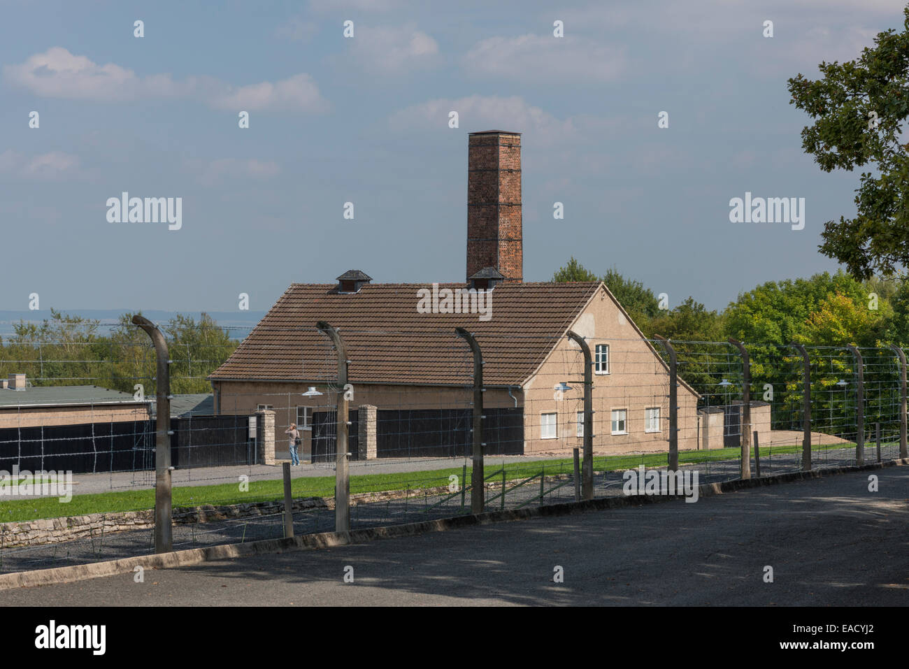 Crematorio e ricostruito la recinzione, Buchenwald campo di concentramento, Weimar, Turingia, Germania Foto Stock