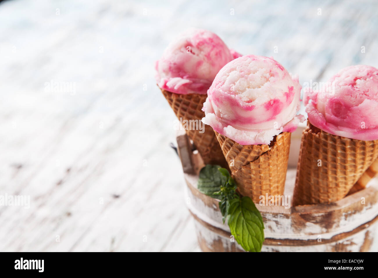 Studio foto di gelato scoop in cialda coni. Servita su tavole di legno Foto Stock