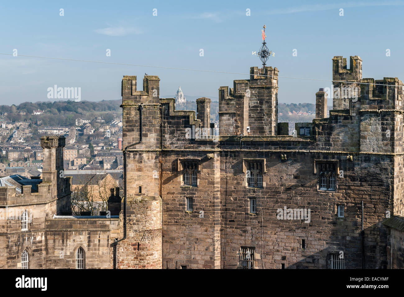 Lancaster Castle, Lancashire, Regno Unito. Viste dalle merlature. La porta d'ingresso del XV secolo (John o' Gaunt's Tower) Foto Stock