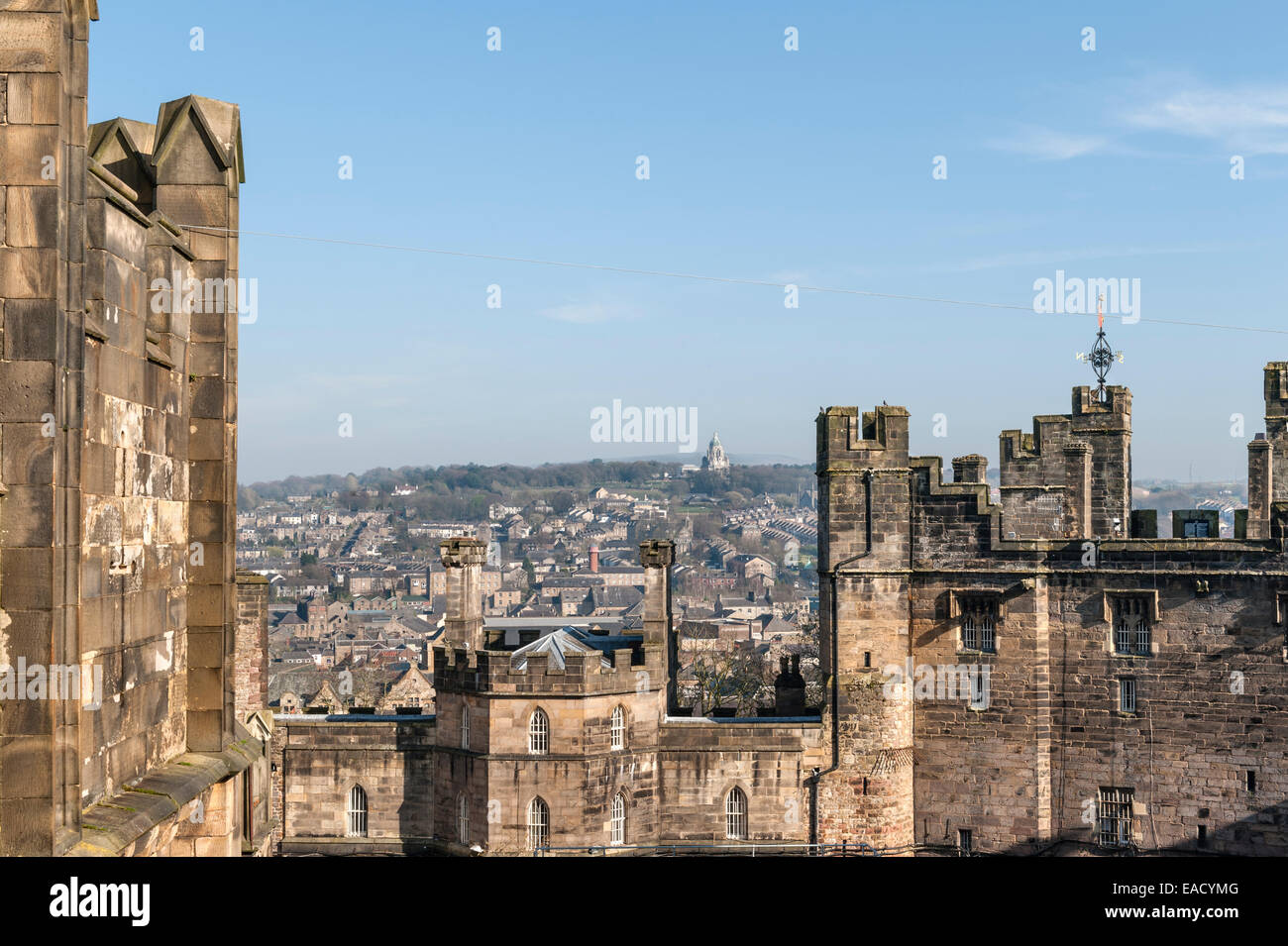 Lancaster Castle, Lancashire, Regno Unito. La 15c gatehouse (John O'Gaunt's Tower), con l'Ashton Memorial a distanza Foto Stock